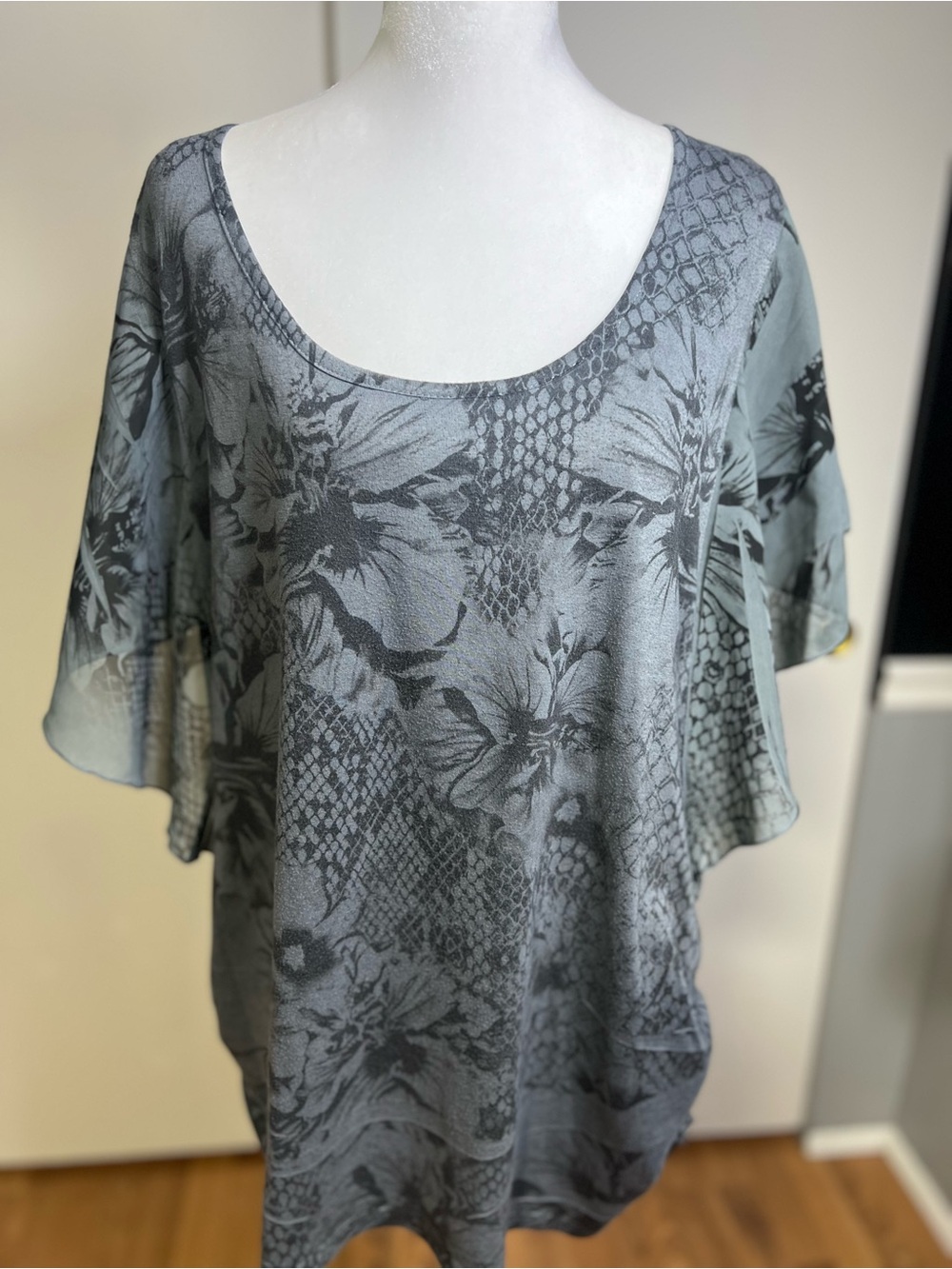 Scoop-Neck Flutter Sleeve Tunic Top in Gray Floral